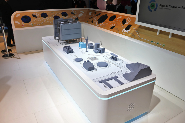 ポルシェがチリに2022年12月に開設したe-フューエル工場の模型。DAC（Direct Air Capture）システムを通じて大気中の二酸化炭素を収集し、水素と合わせて合成燃料を製造する。