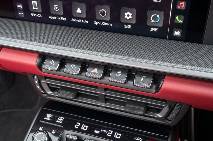 ダッシュ中央に5つ並んだスイッチは930型へのオマージュとされている。