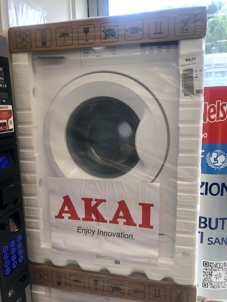 AKAIの洗濯機。2019年6月、シエナのホームセンターで。