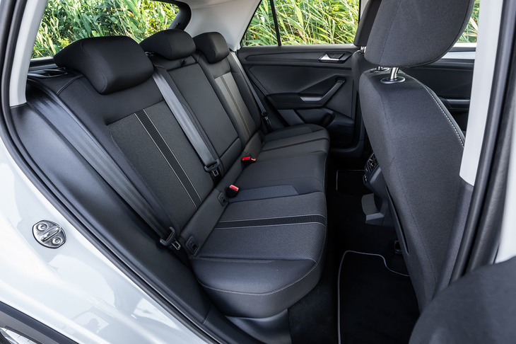 十分な足もと空間が備わる後席も、前席と同じデザインのファブリック表皮を採用。背もたれは60：40の分割可倒式でスキートンネルも組み込まれているが、「Tクロス」とは異なり座面のスライド機構は備わらない。