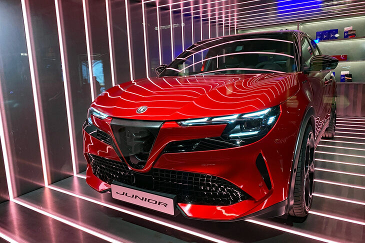 2024年4月16日夜、デザインウイークに沸くミラノで。オーナーが自動車愛好家であるファッションブランド、ラルスミアーニのショールームに、「アルファ・ロメオ・ミラノ」改め「ジュニア」が突如出現した。