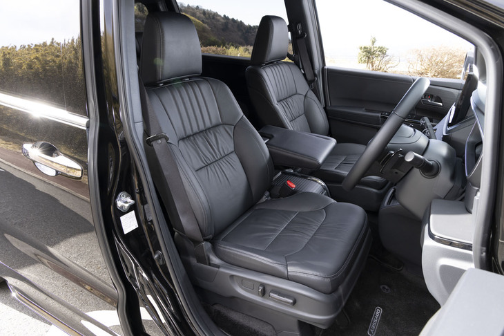 シート表皮は本革。大きめのドレープが入っており、ソフトで高級感のある掛け心地だ。