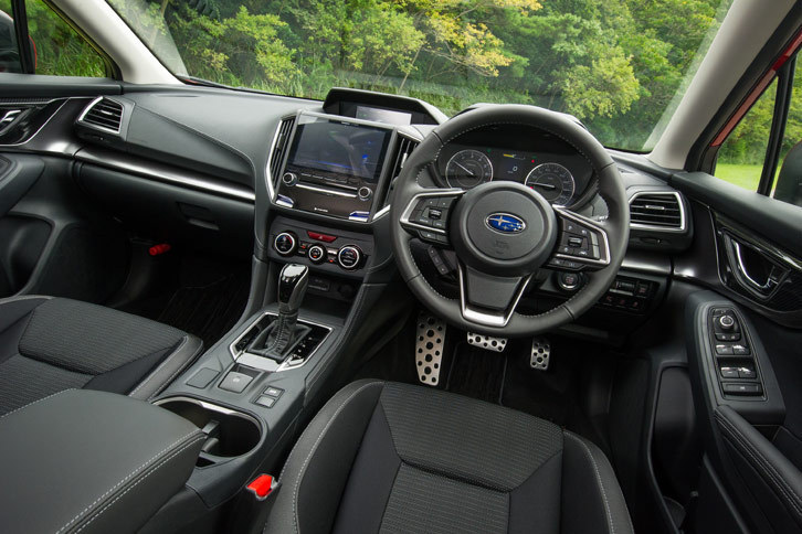 「インプレッサスポーツ2.0i-S EyeSight」のインストゥルメントパネルまわり。アルミパッドつきのスポーツペダルは2.0i-S EyeSightのみに装備される。