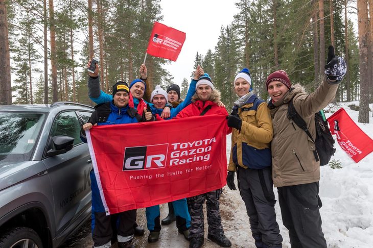エストニアからお越しの“タナック応援団”の皆さん。……そういえば、女の子のタナックファンって見たことがありません。