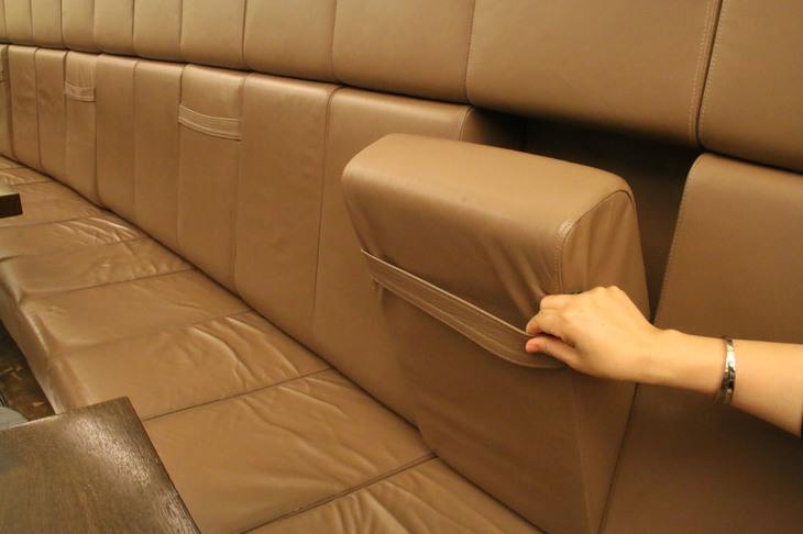 ドイツ・シュトゥットガルトにあるメルセデス・ベンツ博物館のカフェテリアにて。車内用を模したアームレストが。