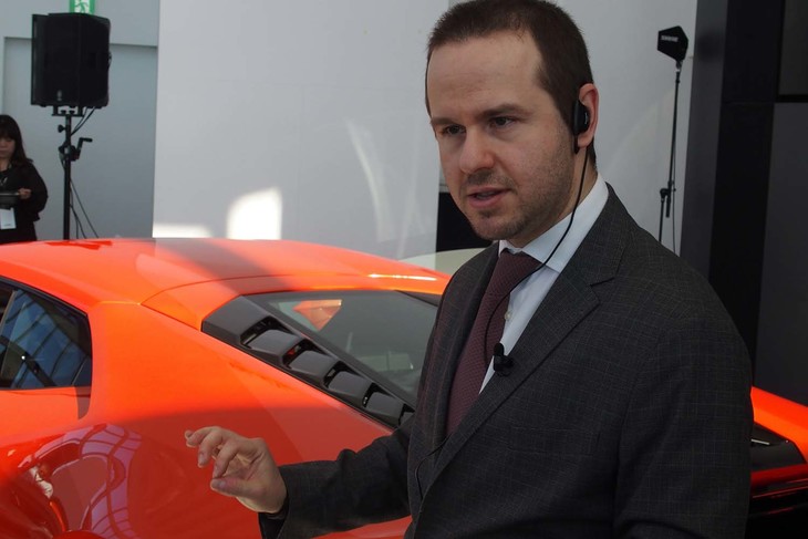 ウラカンEVOローンチプロジェクトマネージャー、ヴィットリオ・ミラノ氏がイタリアより来日。ウラカンEVOの車両説明を行った。