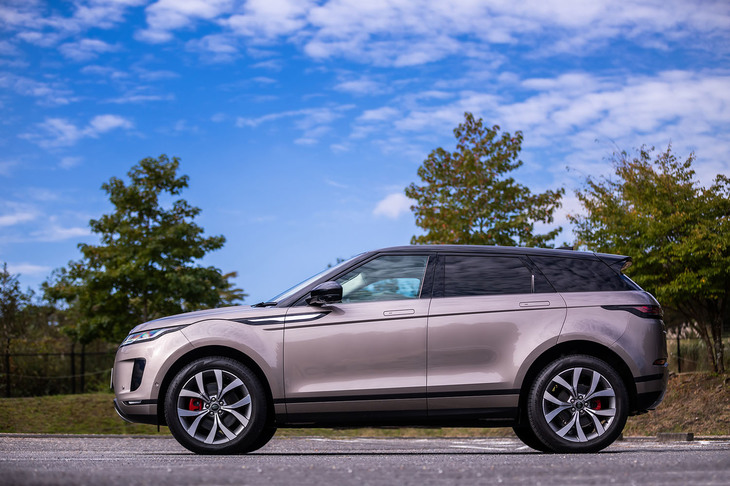 車体後部にいくにしたがってガラスエリアが狭くなるエクステリアデザインが「イヴォーク」の特徴。このスタイルは、2008年のデトロイトモーターショーで発表されたコンセプトカー「LRX」のフォルムを受け継いでいいる。