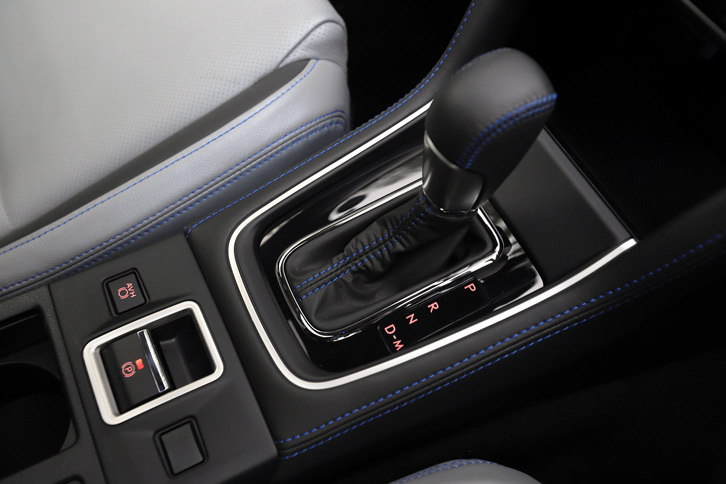 トランスミッションはチェーン式のCVT。普段は連続無段変速だが、「インテリジェント」モードおよび「S」モードでアクセルを踏み込んだときは6段の、「S♯」モード選択時には8段のステップ変速モードに切り替わる。