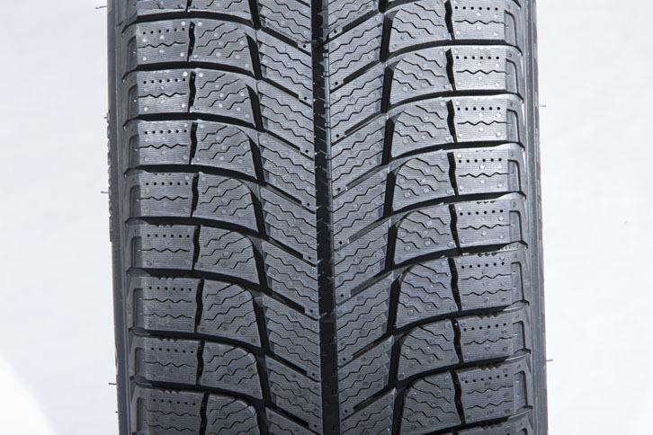 トレッドパターン自体は従来製品「X-ICE3」のものを引き継いでいるが、「表面再生ゴム」と呼ばれる新コンパウンドが採用されている。