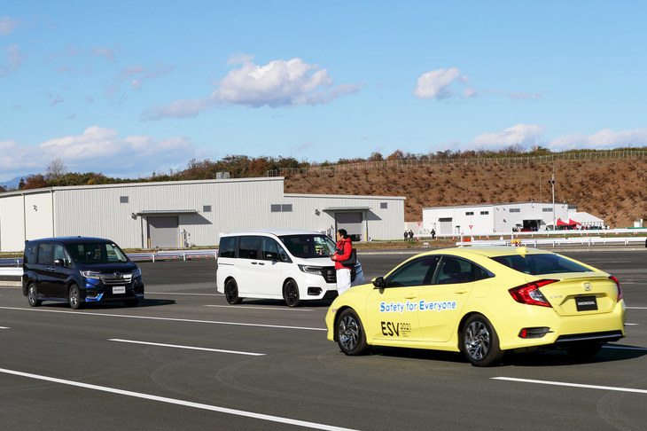 「安全・安心ネットワーク技術」は、5G通信技術を用いて交通参加者の情報を収集し、サーバー上にリアルタイムで交通環境を“再現”。事故リスクを予見し、該当する歩行者や運転者に注意を送るというものだ。