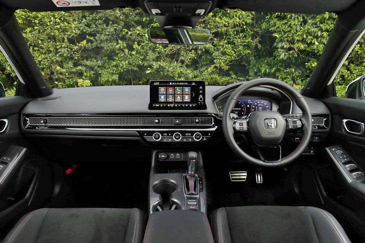 視界の良さを意識しつつすっきりとデザインされたコックピットまわり。エアコンの吹き出し口は、インストゥルメントパネルの内側におさめられている。