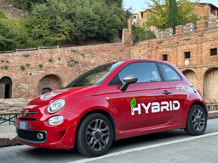 教習車仕様。欧州市場では今日、70PS仕様の1リッターマイルドハイブリッドが唯一のパワーユニットである。