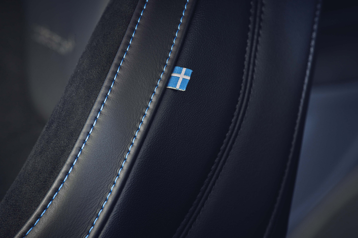 シートの右側サイド部には、スウェーデンの国旗があしらわれる。