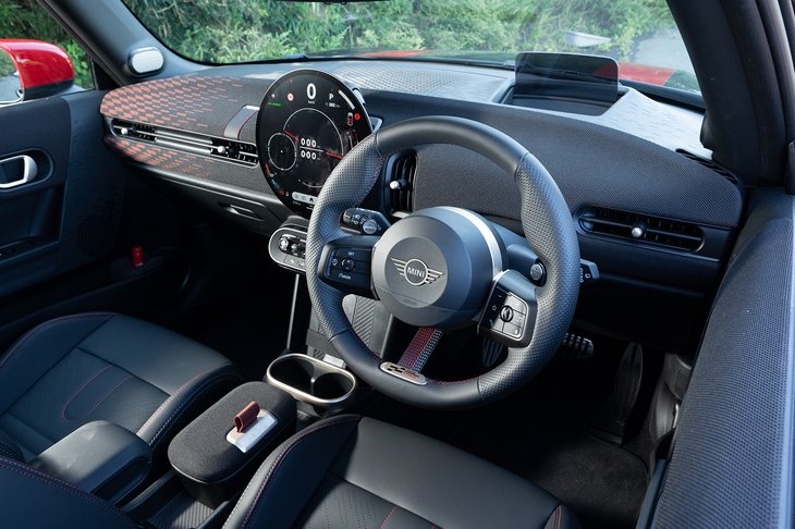 丸い有機LEDディスプレイを中心としたインストゥルメントパネルは新世代MINIに共通のデザイン。メーターパネルはなくなったが、メーターと同じように使えるヘッドアップディスプレイが備わっている。