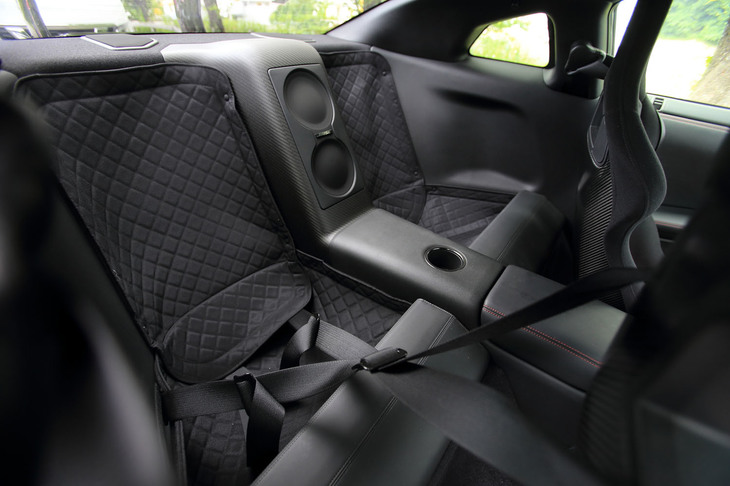 「NアタックパッケージAキット」ではリアシートが廃されキルティングクロスマットが装備されるほか、専用カーボンリアバルクヘッドが採用されている。なお、2シーター化により構造変更が必要となる。