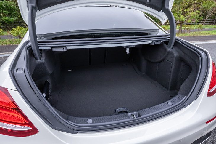 荷室容量は540リッター。トランクリッドはリアバンパー上部から開くので、荷物の出し入れが容易だ。