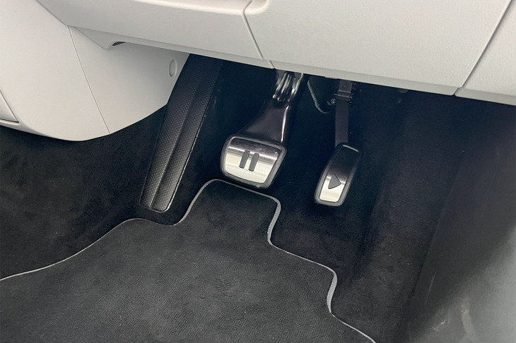 フォルクスワーゲンID.Buzz（アクセル＆ブレーキペダル）