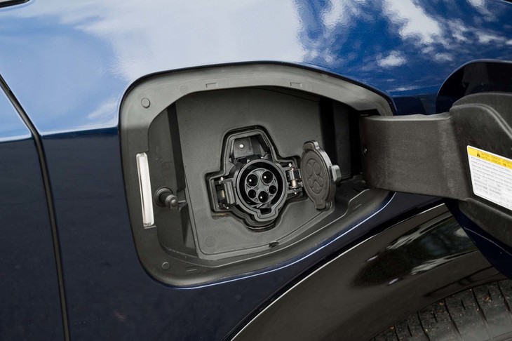 車体の左側には急速充電用ポートが、右側（写真）には普通充電用ポートが備わっている。