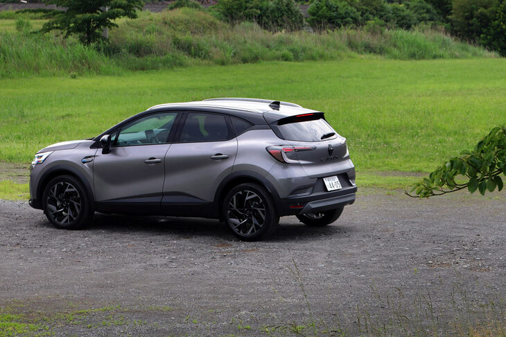 グローバルで累計200万台が販売される人気車種の2代目「ルノー・キャプチャー」。日本では2021年2月に販売が開始され、デビュー3年を機にマイナーチェンジが実施された。