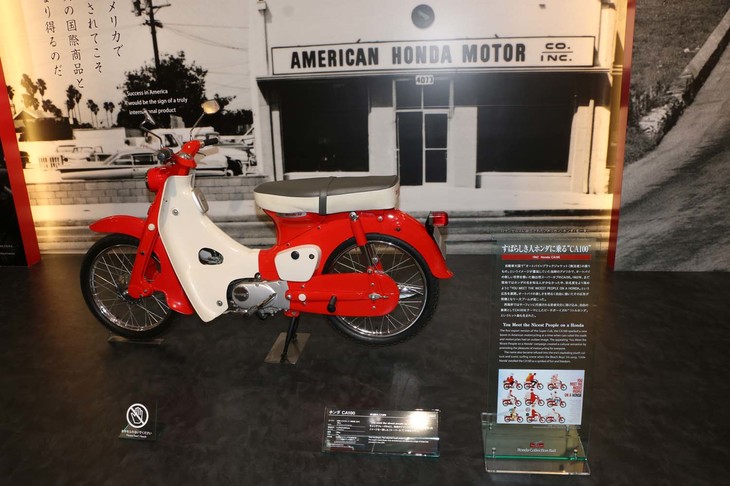 1962年「スーパーカブCA100」。この輸出仕様のスーパーカブは、アメリカでの「バイクは無法者の乗りもの」というイメージを一変させる大ヒット。人気バンドのビーチボーイズが、CA100をテーマにした『リトルホンダ』という人気曲を生み出した。