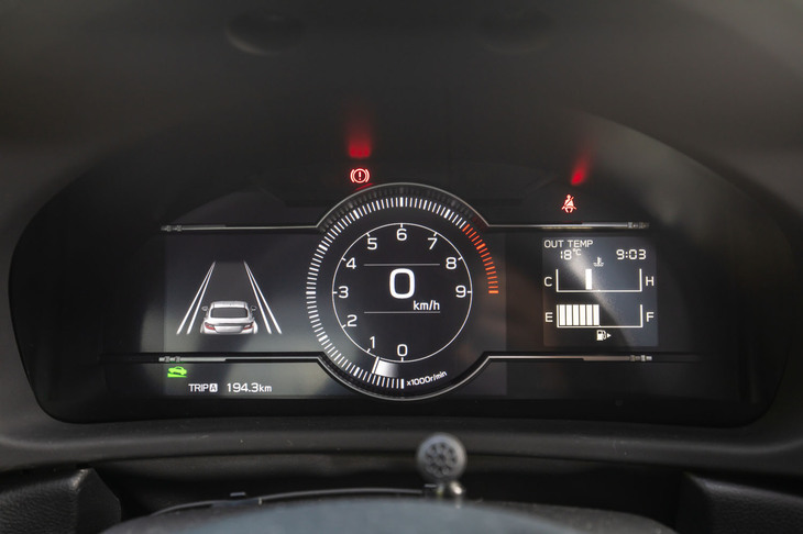 メーターパネルは水平対向エンジンをイメージしたというデザインの液晶タイプ。同じタイミングの改良で「GR86」にはタイヤの空気圧モニターが搭載されたが、スバルはこれを見送っている。