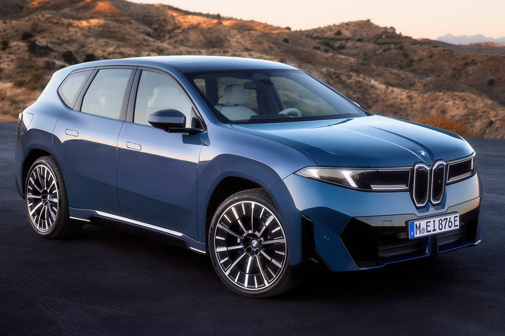 渕野「顔が絶壁なうえに上部が逆スラントしているので、車体に対してノーズがかなり高い位置にあるんですよね」　
	清水「なんだか、普通よりボンネットが一段高いような感じがしますよ」