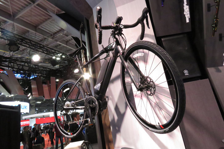 ヤマハブースに飾られていた電動アシスト自転車（参考出展）。以前は「ママチャリ」のイメージしかなかったのに、時代は変わるものである。