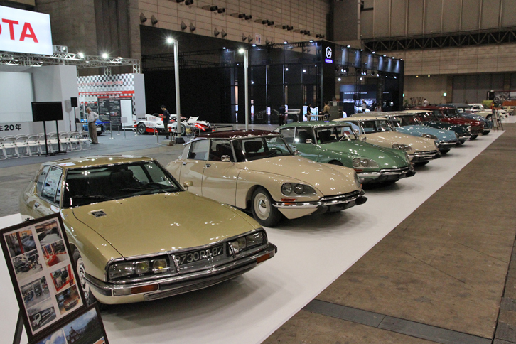 「SM」や「DS」から「2CV」まで、シトロエンばかり8台を並べたアウトニーズ。