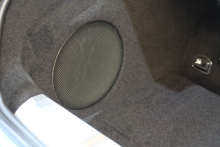 フェラーリ12チリンドリ（ラゲッジルーム内のスピーカー）