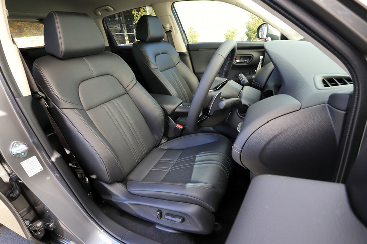 グレードについては、ベーシックな「X」と豪華装備の「Z」を、純ガソリン車とハイブリッド車のそれぞれに設定。シート表皮は、前者がファブリックと合成皮革のコンビタイプ、後者が本革（写真）となる。