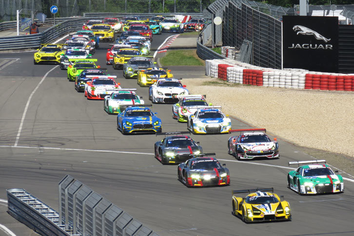 今年で45回目の開催となるニュルブルクリンク24時間レース。近年ではアウディ、メルセデス・ベンツ、BMWという、ドイツ勢による総合優勝争いが注目を集めている。