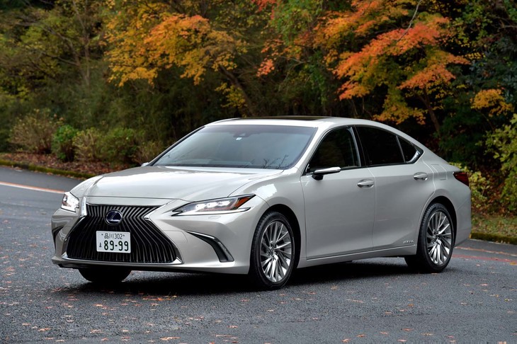 
	【レクサスES300h“バージョンL”のスペック】
	ボディーサイズ：全長×全幅×全高＝4975×1865×1445mm／ホイールベース：2870mm／車重：1730kg／駆動方式：FF／エンジン：2.5リッター直4 DOHC 16バルブ／モーター：交流同期電動機／トランスミッション：CVT／エンジン最高出力：178ps（131kW）/5700rpm／エンジン最大トルク：221Nm（22.5kgm）/3600-5200rpm／モーター最高出力：120ps（88kW）／モーター最大トルク：202Nm（20.6kgm）／タイヤ：（前）235/45R18 94Y／（後）235/45R18 94Y（ダンロップSP SPORT MAXX 050）／燃費：23.4km/リッター（JC08モード）／20.6km/リッター（WLTCモード）／価格：698万円

	【取材時の燃費データ】
	テスト距離：273.3km（市街地1：高速道路8：山岳路1）／使用燃料：18.5リッター（レギュラーガソリン）／参考燃費：14.8km/リッター（満タン法）、16.5km/リッター（車載燃費計計測値）
	