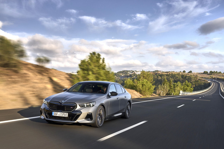 「eDrive40」「M60 xDrive」とも駆動用リチウムイオンバッテリーの容量は81.2kWh。WLTPモード計測による一充電走行距離は前者が497-582kmで後者が455-516km。