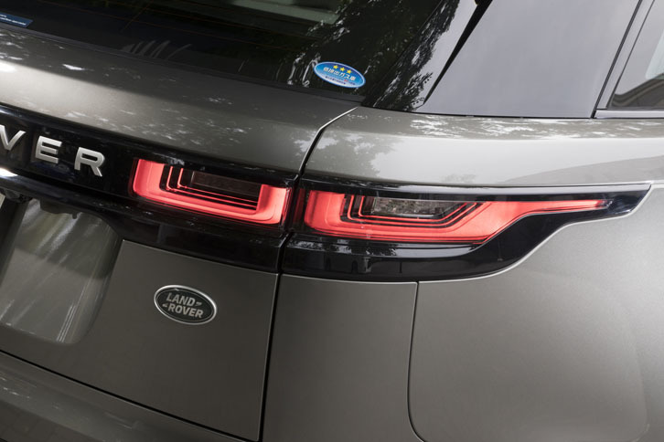 リアまわりは、天地に薄く奥行きのあるデザインのランプが個性を主張する。