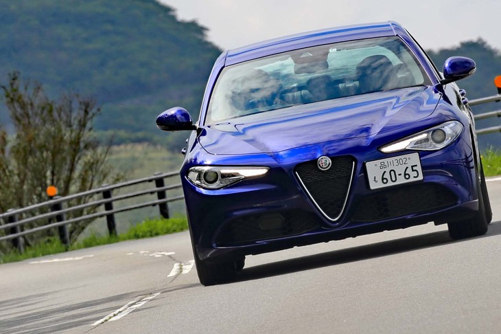 デビュー当時からのクイックな性格のステアリングは変わらない。初期ゲインの鋭さはスーパースポーツカーさながらだ。