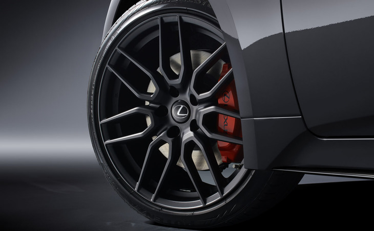 “Fスポーツ モードブラック”が履くBBS製鍛造アルミホイールの表面は職人が一本ずつ手作業で仕上げている。