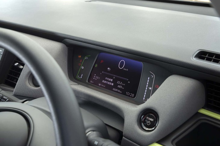 メーターバイザーのないメーターパネルは、画面に反射しにくい素材を使い、取り付け角度を工夫することで可能になった。