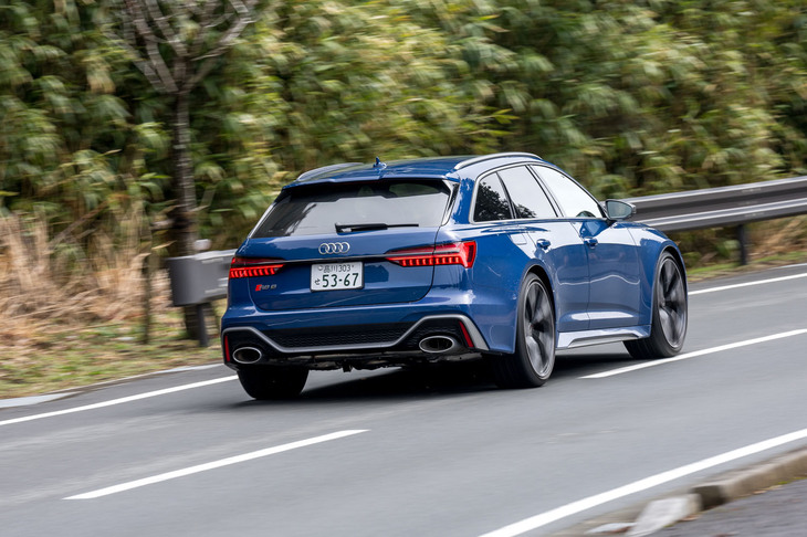 WLTCモードの燃費は8.2km/リッターで燃料タンクの容量は73リッター。ワインディングロードを多めに380km余りを走った今回の満タン法燃費は5.0km/リッターだった。