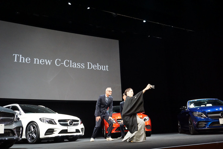 フォトセッション終了……と思いきや、「ボクも！」と声をあげたのはなんと尾上さん。スマートフォンを取り出して“自撮り”をはじめ、取材陣から笑いが起きた。