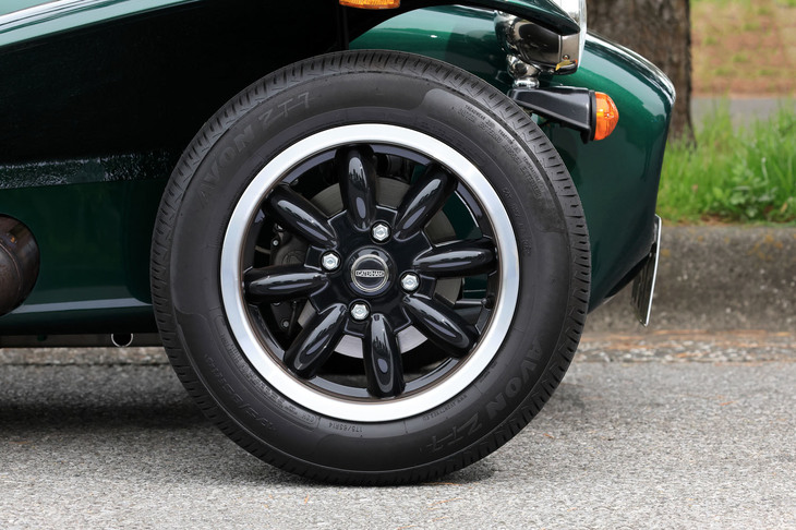 これも「スーパーセブン1600」の特徴である、クラシックな8スポークのアルミホイール。色はシルバーが標準だが、カスタムペイントも可能となっていた。