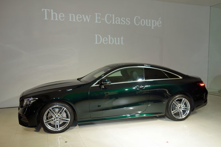 新型「Eクラス クーペ」のサイドビュー。アーチ型のルーフラインと高いベルトラインが形づくる薄いグラスエリアや、サッシュレスドアの採用などにより、エレガントな雰囲気に仕上げられている。
