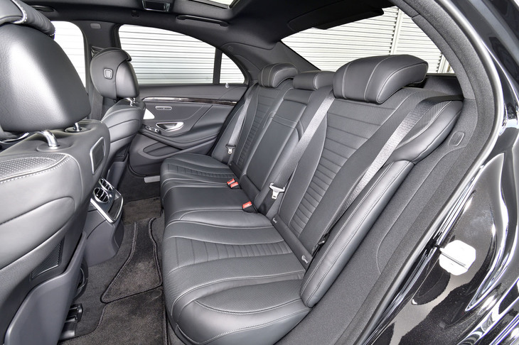 シートヒーターは前席だけでなく、後席にも標準で装備される。