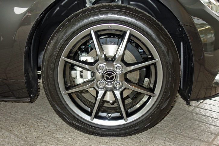 「ロードスターRED TOP」は足元も特別。高輝度塗装が施された16インチアルミホイールを履きこなす。