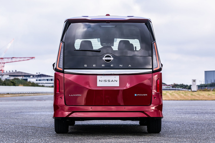 最上級グレード「e-POWERルキシオン」と「ハイウェイスターV」のエクステリアパーツは基本的に共通。ルーフスポイラーは全車に標準で装備される。