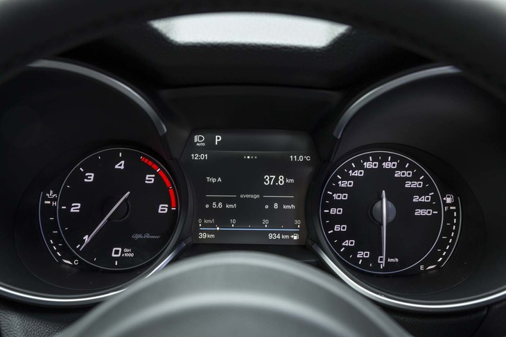 メーターパネルは2眼式で、センターにマルチインフォメーションディスプレイが置かれる。低めの4500rpmからレッドゾーンが始まるエンジン回転計は、ディーゼル車ならではのもの。