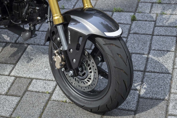 フロントサスペンションは、倒立式のものがおごられる。フェンダーのサイドにロゴが見られる通り、ABSも標準で備わる。