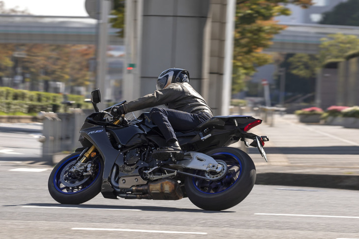 高度な電子制御システムは最新のスーパースポーツに必須の装備。特に「YZF-R1」でユニークなのがブレーキコントロールとエンジンブレーキマネジメントで、各センサーの情報をもとに、緻密にブレーキ圧やエンジンブレーキの利き具合が調整される。