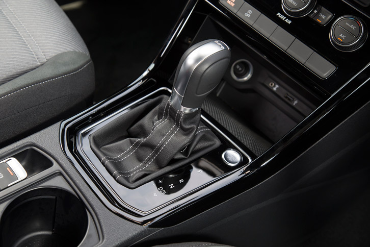 トランスミッションは7段デュアルクラッチ式AT。手動での変速操作は、シフトセレクターかシフトパドルで行う。