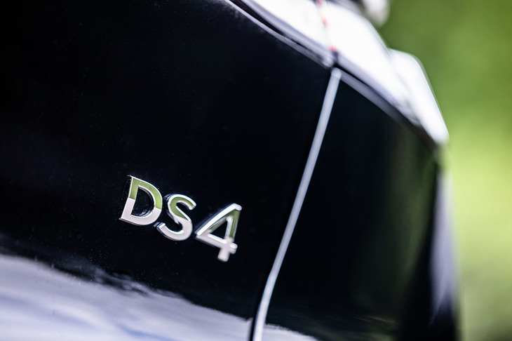 「DS 4」は2022年1月にフランス・パリで開催された「第37回国際自動車フェスティバル」において、「Most Beautiful Car of the Year」を受賞。世界で最も美しいクルマに選出された。