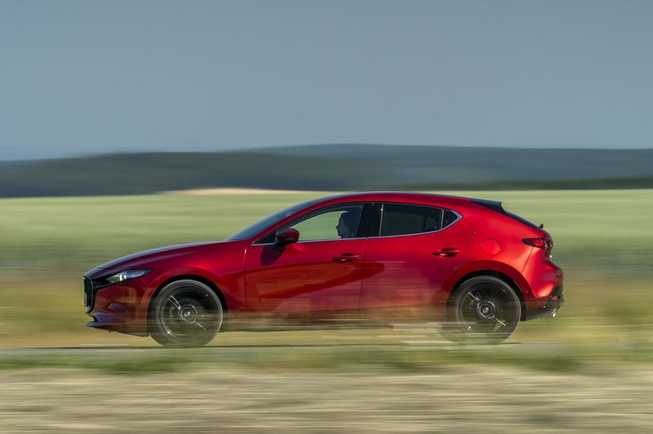 「色気のある塊」をデザインテーマに掲げる「マツダ3ファストバック」。ボディーサイドにキャラクターラインは入れられておらず、滑らかな曲面で生命感が表現されている。
